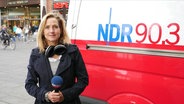 NDR 90,3 Stadtreporterin Anna Rüter steht neben einem Ü-Wagen. © NDR 
