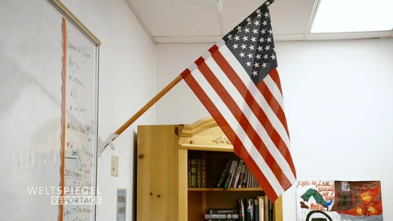 Die US-Flagge in einem Klassenraum.  