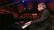 Piotr Anderszewski spielt Klavier.  