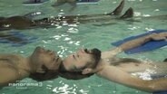 Zwei Männer, die schwimmen.  
