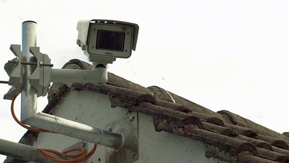 Eine Überwachungskamera.  
