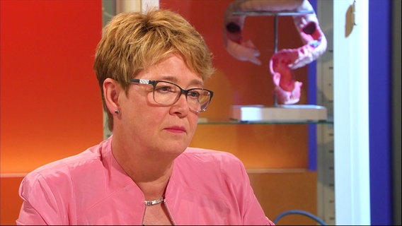 Dr. Birgit Schilling-Maßmann im Studio.  