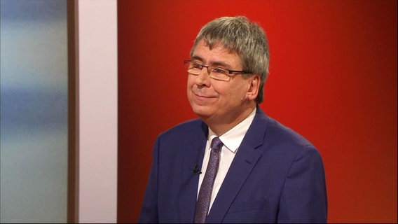 Diabetologe Dr. Jens Kröger im Studio.  