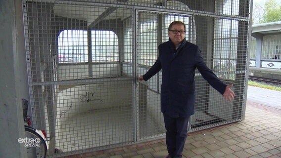 Wolfgang Wiese, Bürgermeister von Cloppenburg steht am Bahnhof vor verschlossener Gittertür.  
