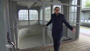 Wolfgang Wiese, Bürgermeister von Cloppenburg steht am Bahnhof vor verschlossener Gittertür.  