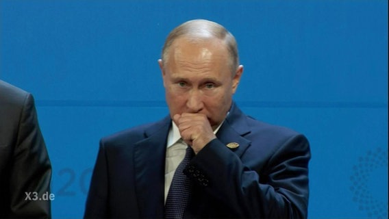 Putin räuspert sich.  