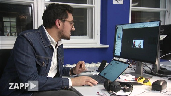 Karsten Schmehl von Buzzfeed sitzt an seinem Computer.  
