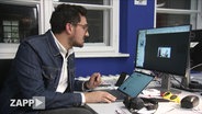 Karsten Schmehl von Buzzfeed sitzt an seinem Computer.  