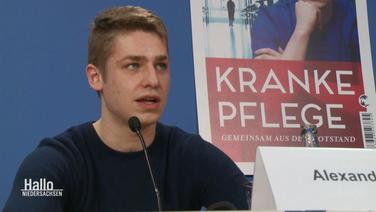 Alexander Jorde am Mikrofon während seiner Buchvorstellung. 