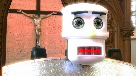 Ein Roboter in der Kirche.  