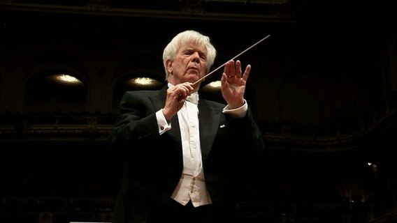 Christoph von Dohnányi dirigiert in der Hamburger Laeiszhalle.  