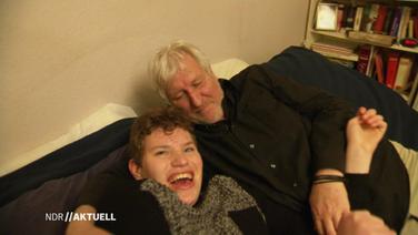 Vater und Sohn auf dem Sofa 