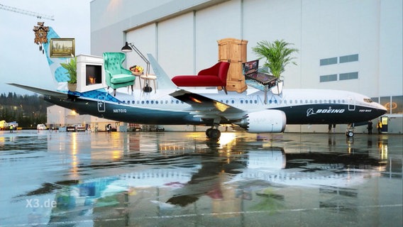 Eine Bildmontage zeigt Möbel und andere Einrichtungsgegenstände auf einem Flugzeug  