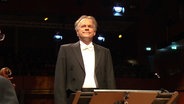 Thomas Hengelbrock steht am Dirigentenpult  