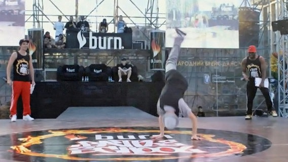 Eon Breakdancer performt auf einer Bühne © NDR Foto: Screenshot