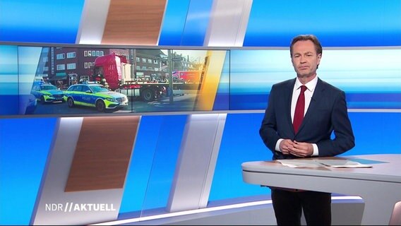 Der Moderator Thomas Kausch im NDR Aktuell Studio.  