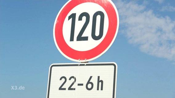 Ein Tempolimit-Schild von 120.  