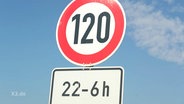 Ein Tempolimit-Schild von 120.  
