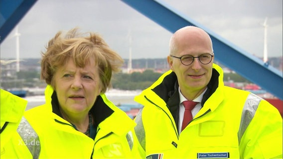 Angela Merkel wird die Frisur vom Wind verweht.  