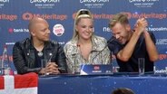 Fred Buljo, Alexandra Rotan und Tom Hugo freuen sich auf der ESC-Pressekonferenz.  