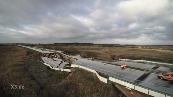 Kaputter Autobahnabschnitt der A20.  