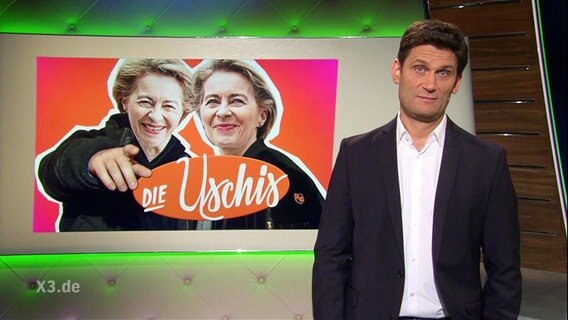 Christian Ehring mit einem Bild von Ursula von der Leyen im Hintergrund "Die Uschis".  