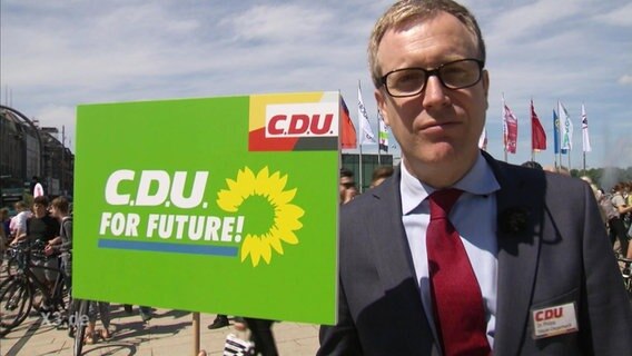 extra 3-Bundestagsabgeordnete Philip Meyer-Degenhardt wagt sich auf "Fridays for Future"  