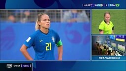 Die brasilianische Nationalspielerin Monica wartet auf die Entscheidung der Schiedsrichterin.  