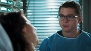 Elias Bähr (Stefan Ruppe) sitzt am Bett seiner Mutter. © NDR 