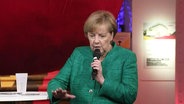 Kanzerlin Merkel am Mikrofon.  