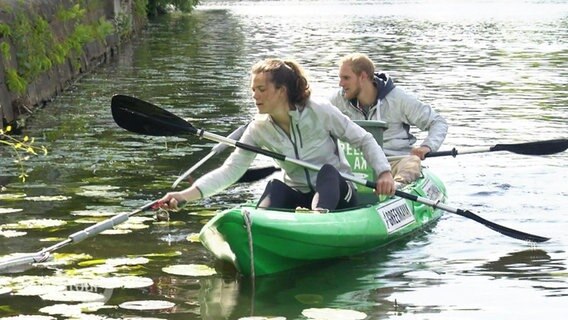 Mit den sogenannten Green Kayaks kann man gratis paddeln und dafür Müll sammeln.  