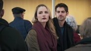 Mirka Pigulla sieht nachdenklich in die Ferne (Szenenbild aus "In aller Freundschaft - Die jungen Ärzte", Folge 180  