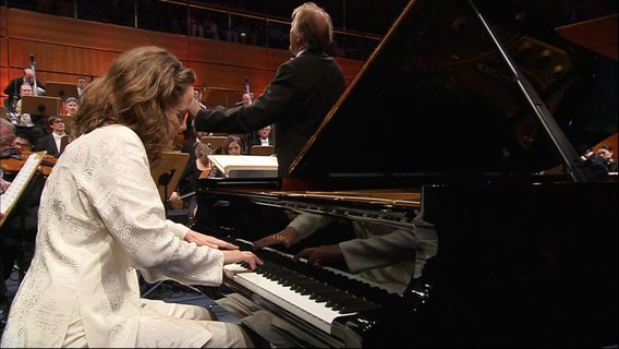 Hélène Grimaud spielt zur Eröffnung des Schleswig-Holstein Musik Festivals 2013 Schumann mit dem NDR Sinfonieorchester unter der Leitung von Thomas Hengelbrock. © NDR 