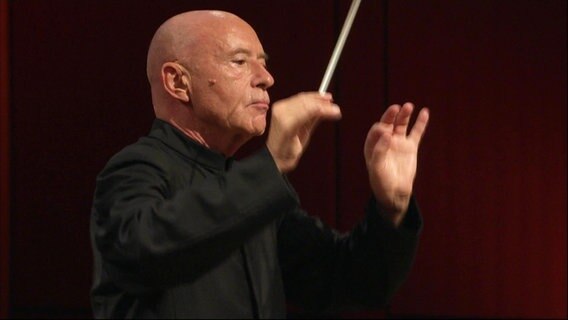 Christoph Eschenbach dirigiert das Elbphilharmonie Orchester.  