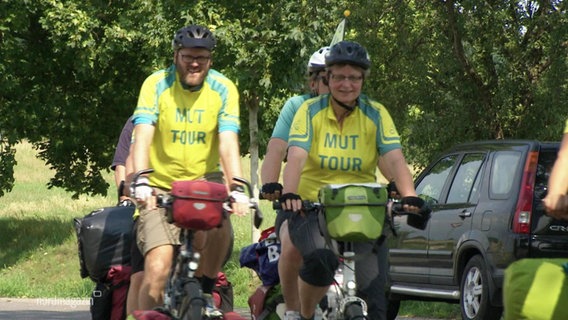 Zwei Tandem-Paare auf ihren Rädern  