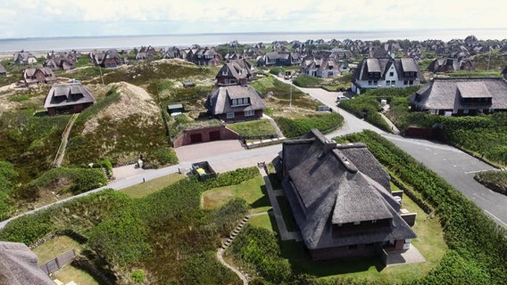 Reetgedeckte Villen auf der Insel Sylt. © NDR 