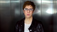 Annegret Kramp-Karrenbauer in Raumpflegerinnenlook  