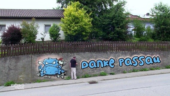 Mauer mit "Graffiti"  