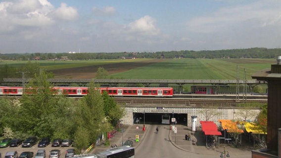 Eine S-Bahn Station dahinter viel grünes Feld von Oberbillwerder.  