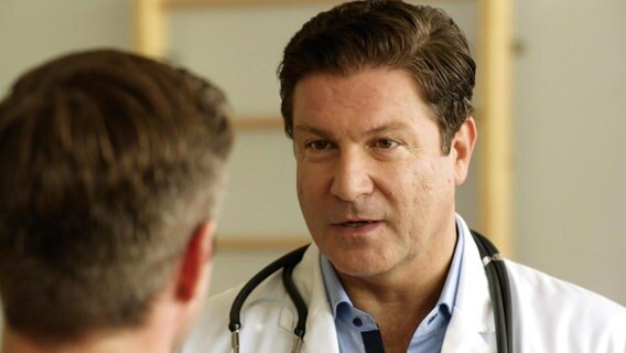 Dr. Kleist im Gespräch mit einem Patienten. © NDR 