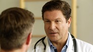 Dr. Kleist im Gespräch mit einem Patienten. © NDR 