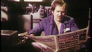 Ein Arbeiter in einer Druckerei liest die Hamburger Morgenpost  