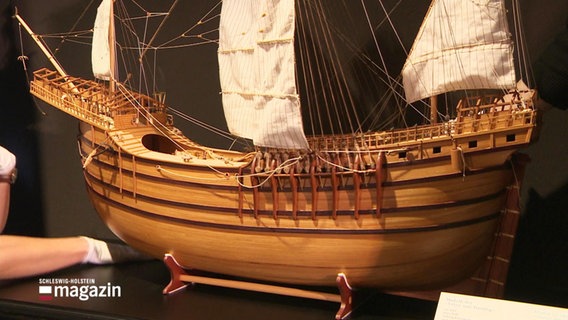 Modell eines Segelschiffs in der Piratenausstellung des Europäischen Hansemuseums.  