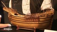 Modell eines Segelschiffs in der Piratenausstellung des Europäischen Hansemuseums.  