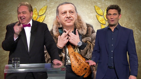 Oliver Kalkhofe neben einer Karrikatur von Erdogan.  