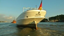 Ein Schiff von hinten auf der Elbe.  