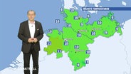 Frank Böttcher vor einer Wetterkarte  