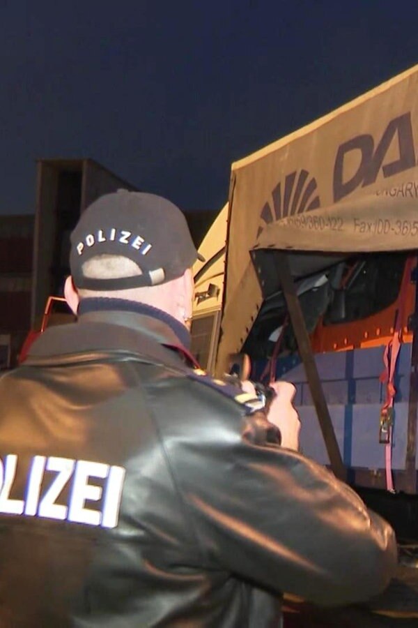Polizei kontrolliert Lkw im Hamburger Hafen - NDR.de