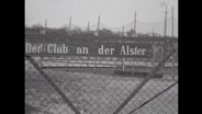 Historische Schwarz-Weiß-Aufnahme vom Club an der Alster.  