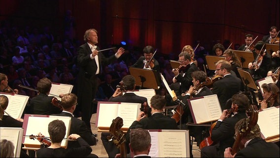 Thomas Hengelbrock dirigiert das NDR Sinfonieorchester beim Eröffnungskonzert des SHMF 2014.  